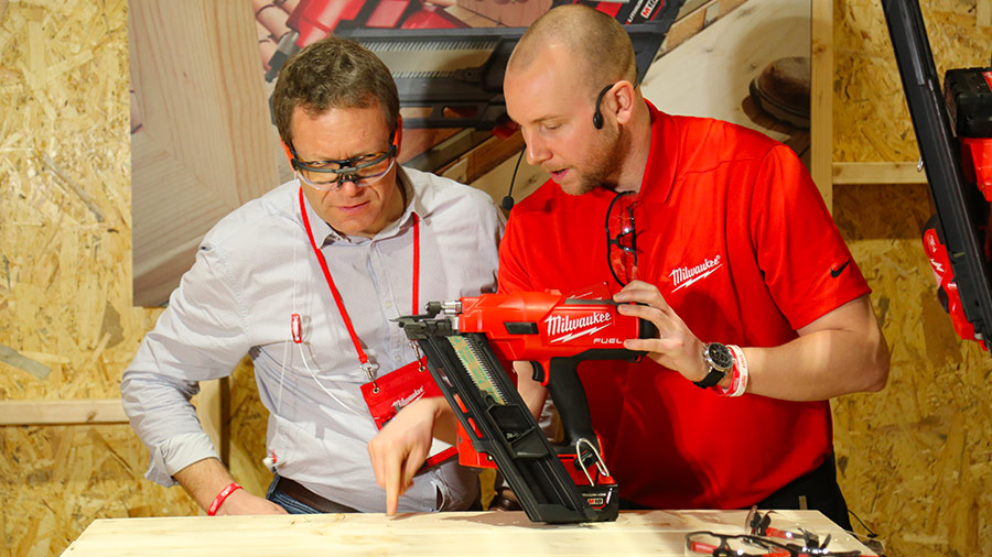 Cloueur sur batterie Milwaukee M18 FFN