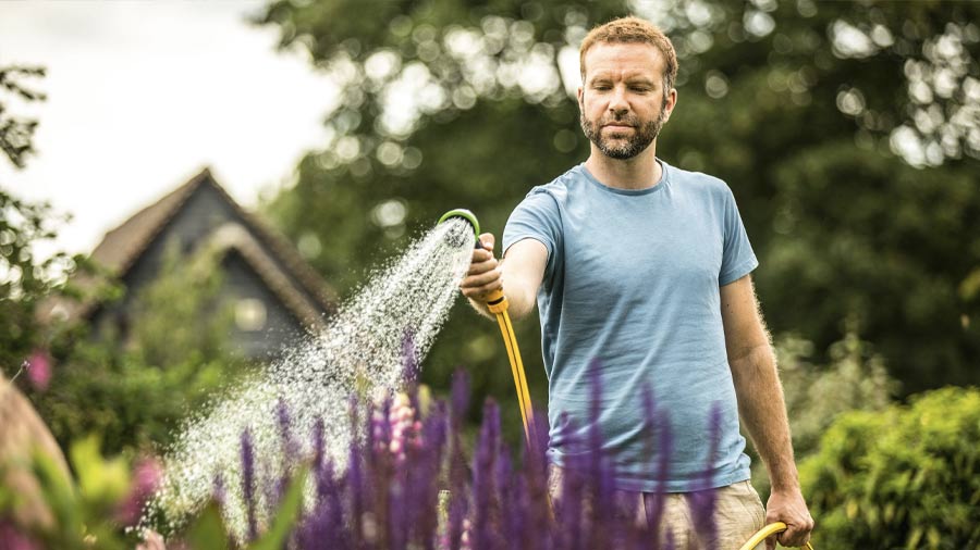 Test : la pompe à eau de pluie à batterie Bosch GardenPump 18 - Tuto  bricolage ave Robert 