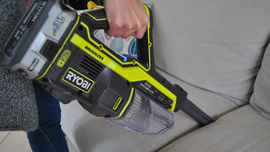 Test et avis de l'aspirateur balai R18SV7 Ryobi Brushless 18V ONE+ - Zone  Outillage