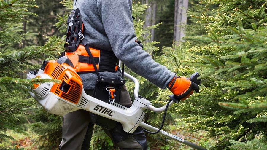 Le nouveau harnais forestier STIHL ADVANCE X-TREEm assure un travail moins  fatigant - Zone Outillage